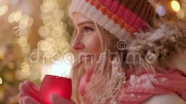 美丽的年轻女子，手里拿着发光的蜡烛，享受<strong>圣诞</strong>节或新年<strong>之夜</strong>